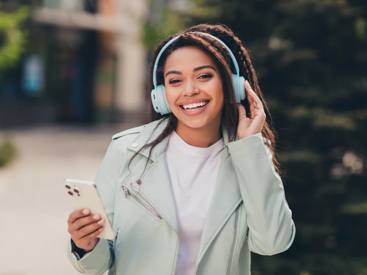 スマホ片手にお寺の音声ガイドを聞く人