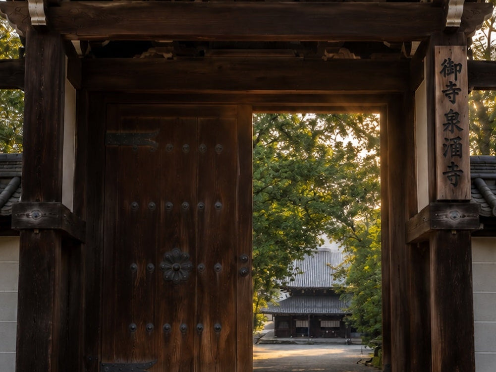 身も心も整う京都の朝。皇室ゆかりの寺・泉涌寺で体験する「朝参り」と朝粥